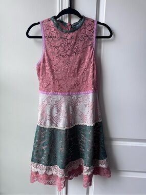 Sleeveless Color-Block Lace Dress